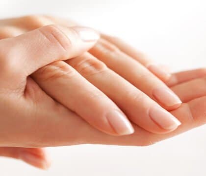 Mãos com artrite Dr. Marcelo Corrêa Tratamentos Reumatológicos