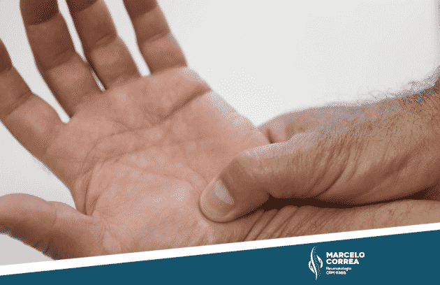 homem apertando a mão com reumatismo - site Dr. Marcelo Corrêa Reumatologista