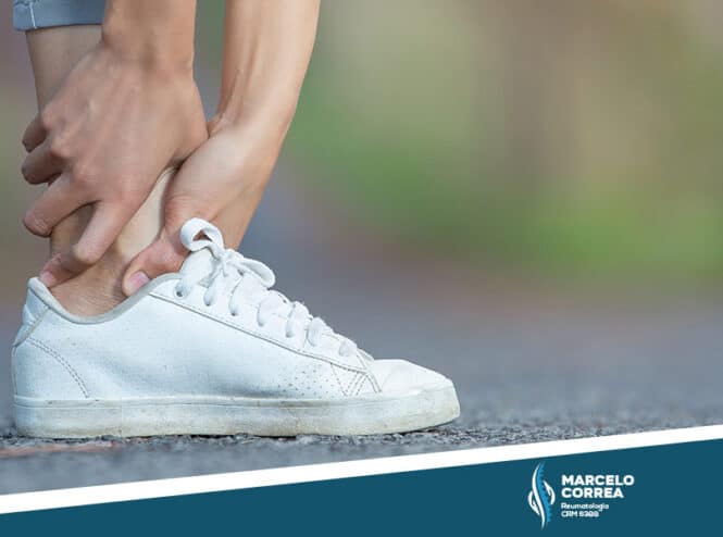mão de mulher pressionando o tornozelo com dor nas articulações - Dr Marcelo Corrêa Reumatologista