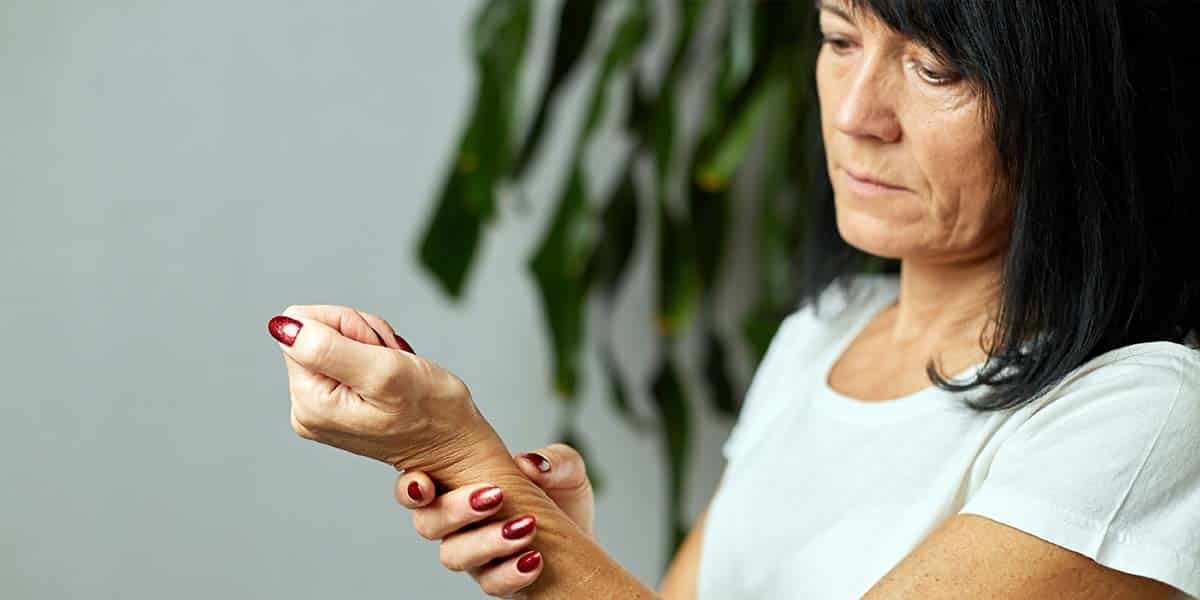 Mulher com osteoartrite no pulso - Dr. Marcelo José Uchoa Corrêa Reumatologista de Belém - PA