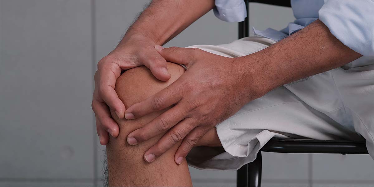 Pessoa com dores no joelho - Dr. Marcelo José Uchoa Corrêa Reumatologista de Belém - PA