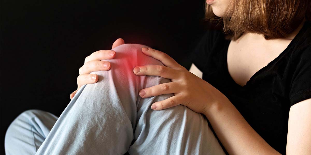 Mulher com sintomas de dor no joelho - Dr. Marcelo José Uchoa Corrêa Reumatologista de Belém - PA