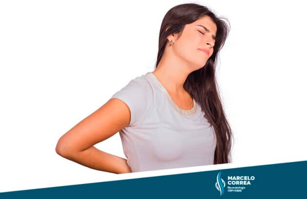 mulher com expressão de dor nas costas por problemas na coluna - site Dr. Marcelo Corrêa