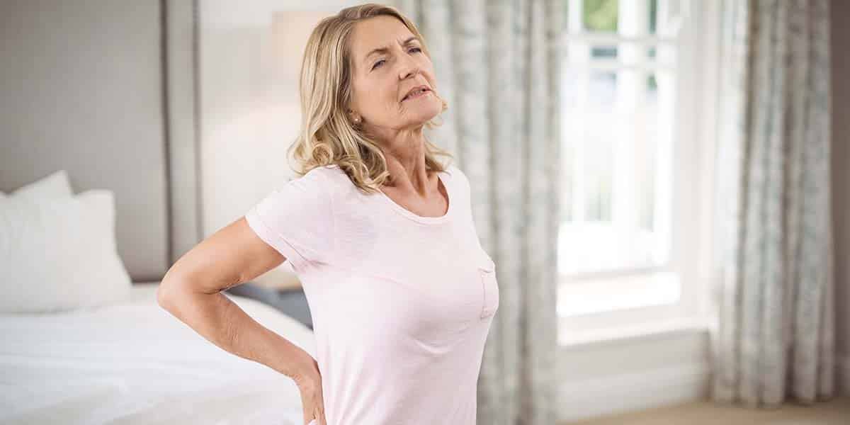 Mulher de meia idade com dores nas costas por conta de espondiloartrite - Dr. Marcelo José Uchoa Corrêa Reumatologista de Belém - PA