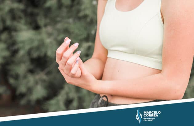Imagem de mulher com dores na articulação das mãos site Dr. Marcelo Corrêa