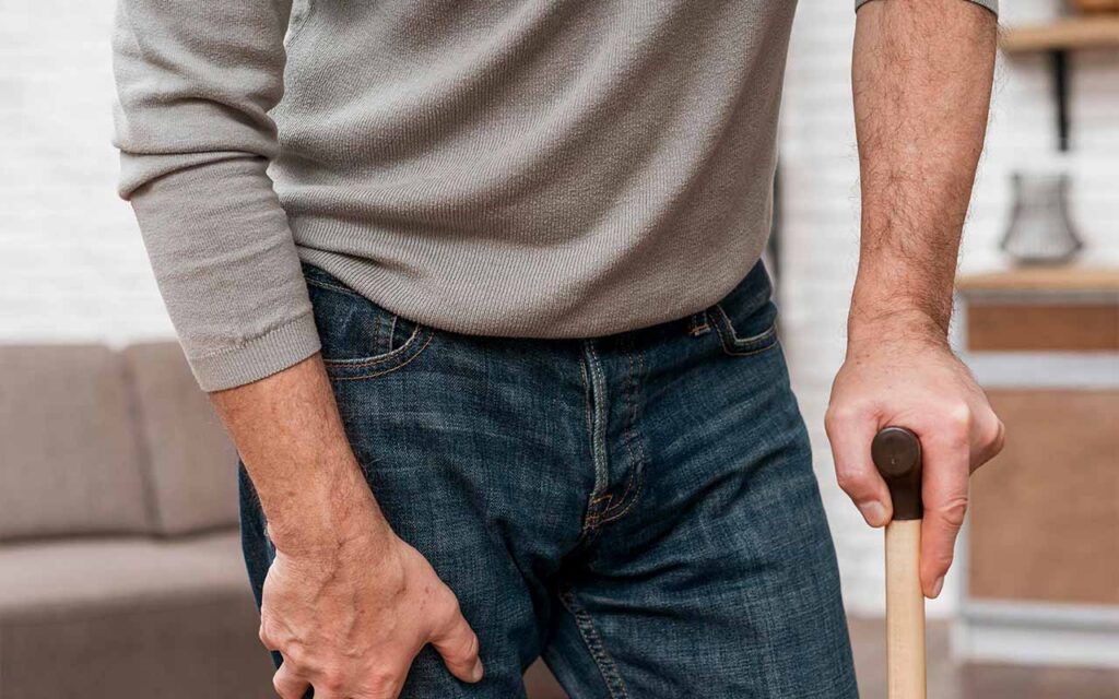 Homem com dor no quadril e dificuldade de locomoção durante o tratamento da osteoporose - site Dr. Marcelo Corrêa - Reumatologista em Belém - PA