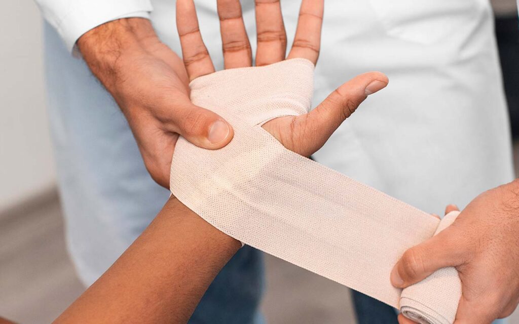 Homem com punho imobilizado após fratura causada pela osteoporose - site Dr. Marcelo Corrêa - Reumatologista em Belém - PA