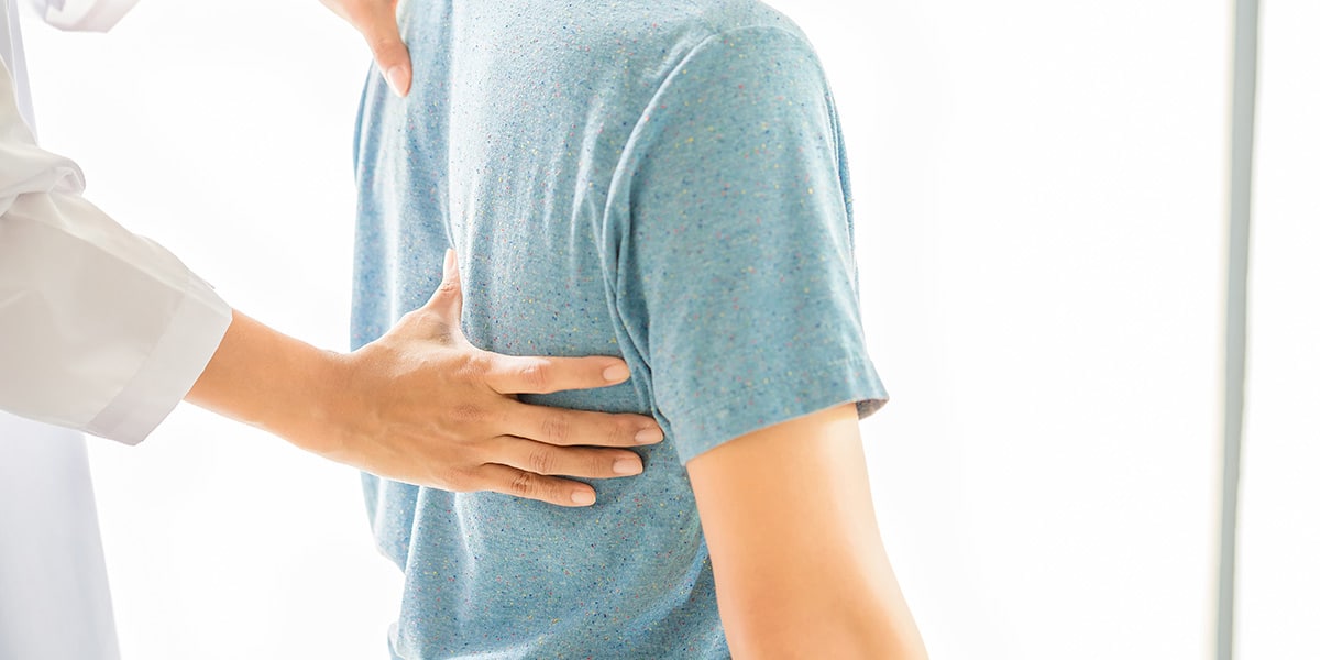 Paciente tratando dor nas costas com fisioterapia - Dr. Marcelo Reumatologista