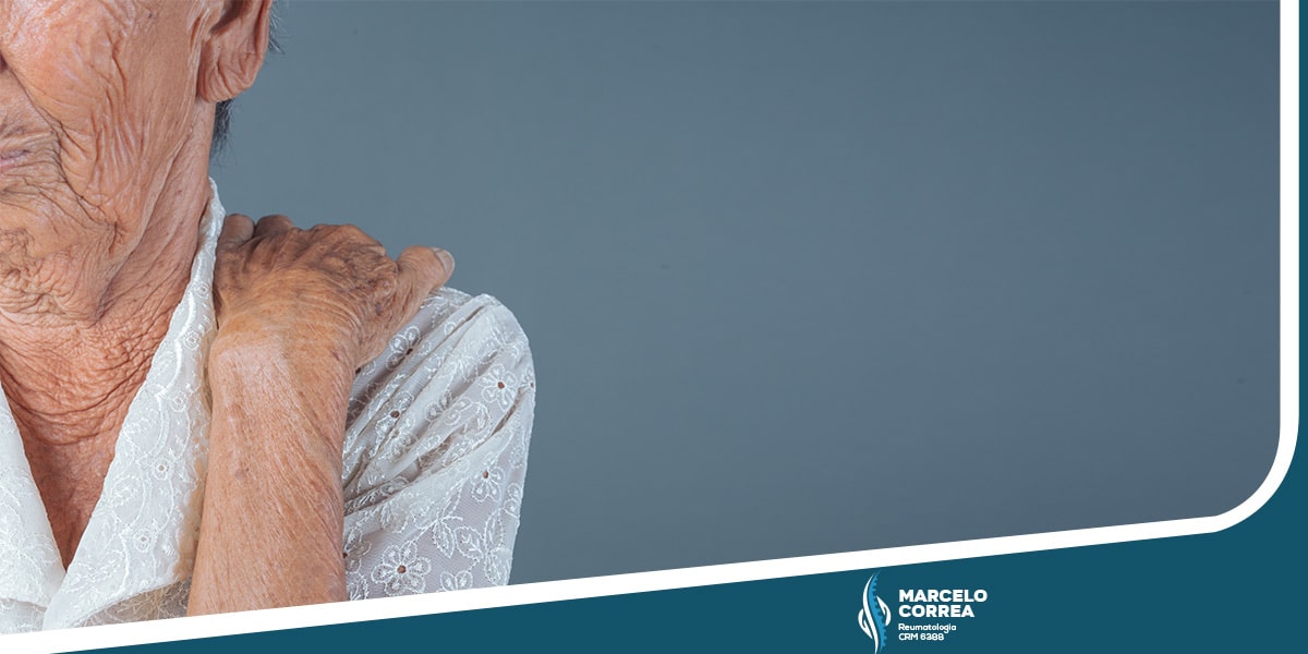 Mulher idosa com dores nos ombros por doenças reumáticas - Dr. Marcelo