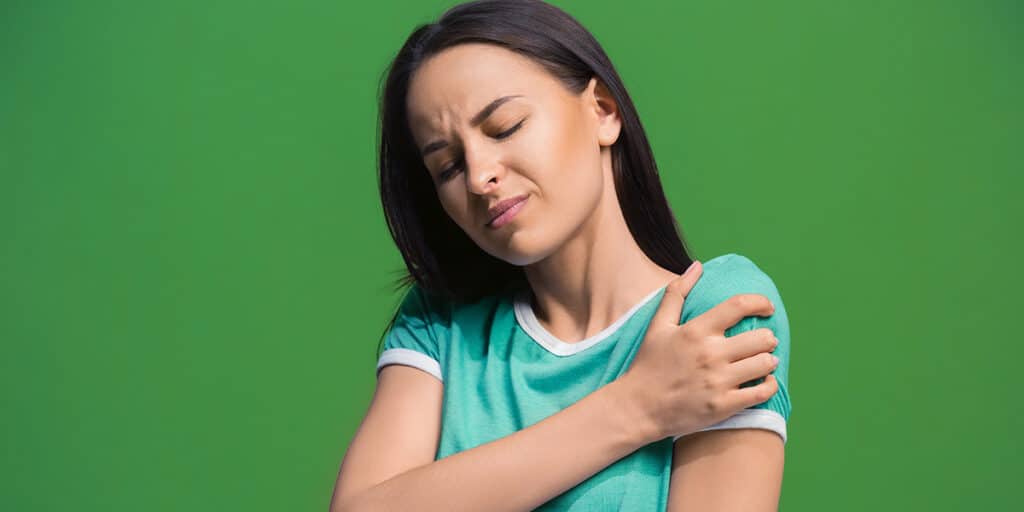 Mulher com dor no ombro - Dr. Marcelo Corrêa, reumatologista de Belém - PA