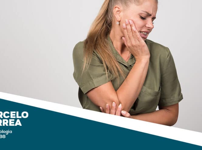 Mulher com dor na articulação do cotovelo, um dos sintomas de lúpus - Dr. Marcelo Corrêa Reumatologista de Belém do Pará