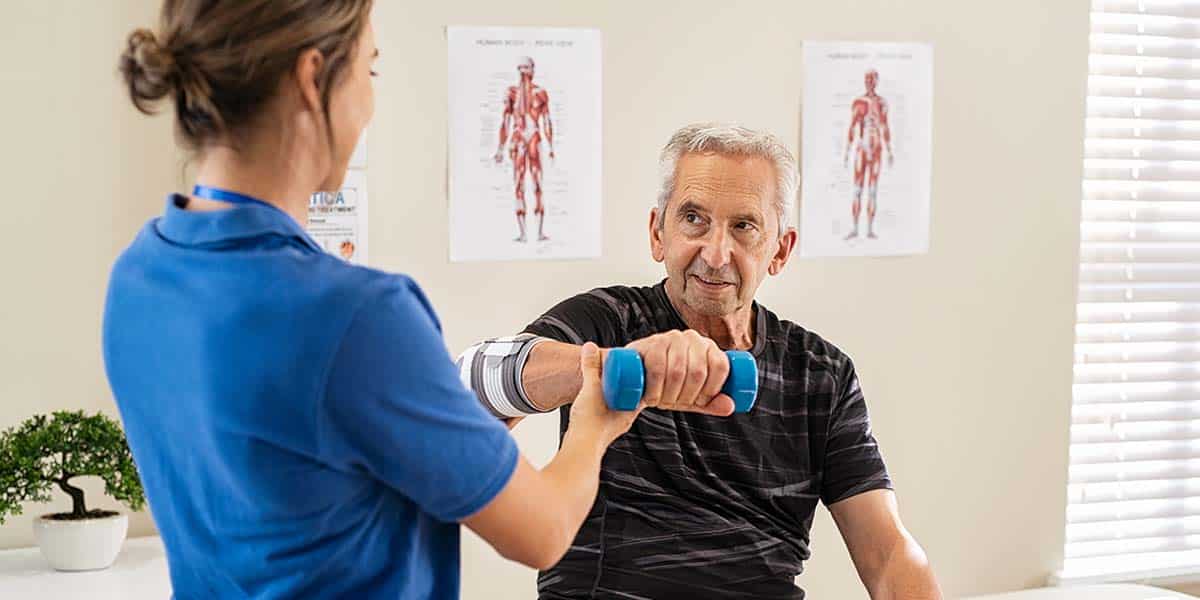 velho fazendo fisio para doença reumática - site Dr. Marcelo Jose Uchoa Correa, reumatologista em Belém - Pará