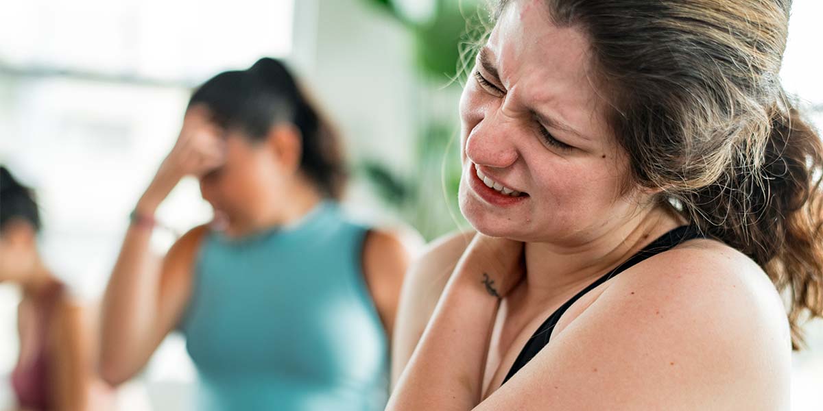 Mulher jovem aparentemente com dor no pescoço. Site: Dr. Marcelo Corrêa; reumatologista. Belém (PA).