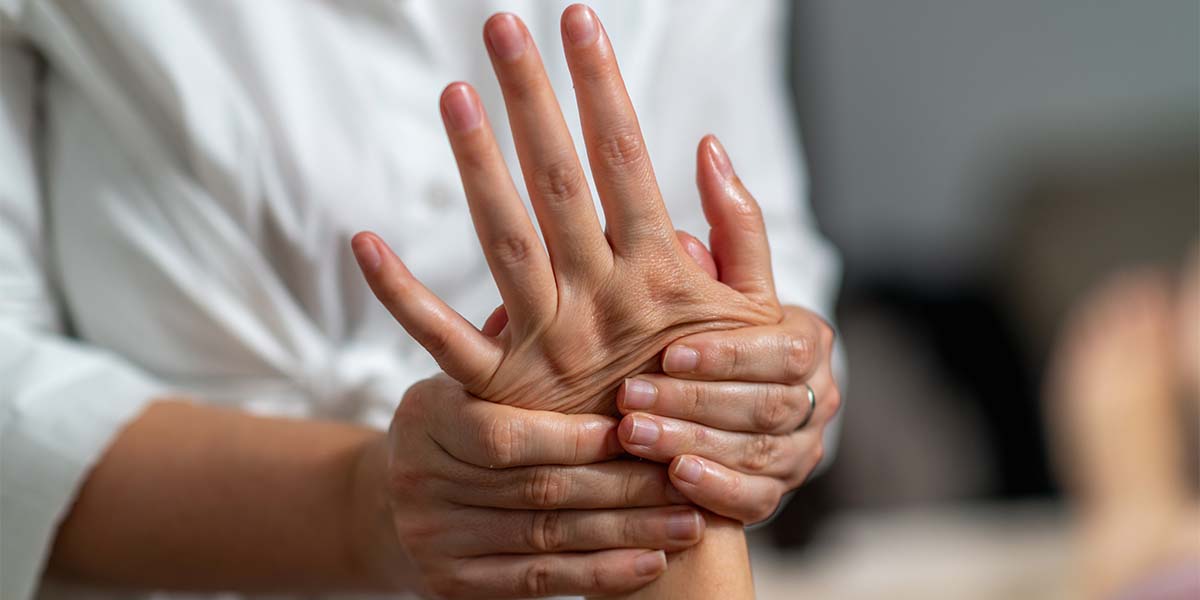 Mão feminina recebendo massagem. Site: Dr. Marcelo Correa - Reumatologista em Belém (PA)
