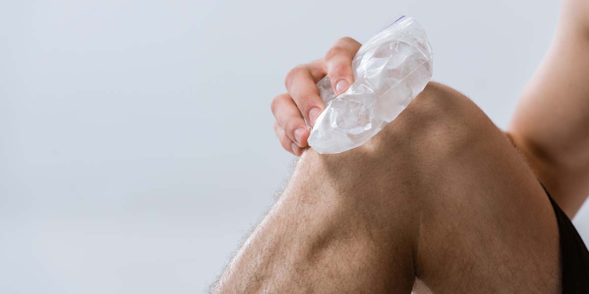 Homem colocando gelo na rótula - site Dr. Marcelo Correa - Reumatologista em Belém - PA