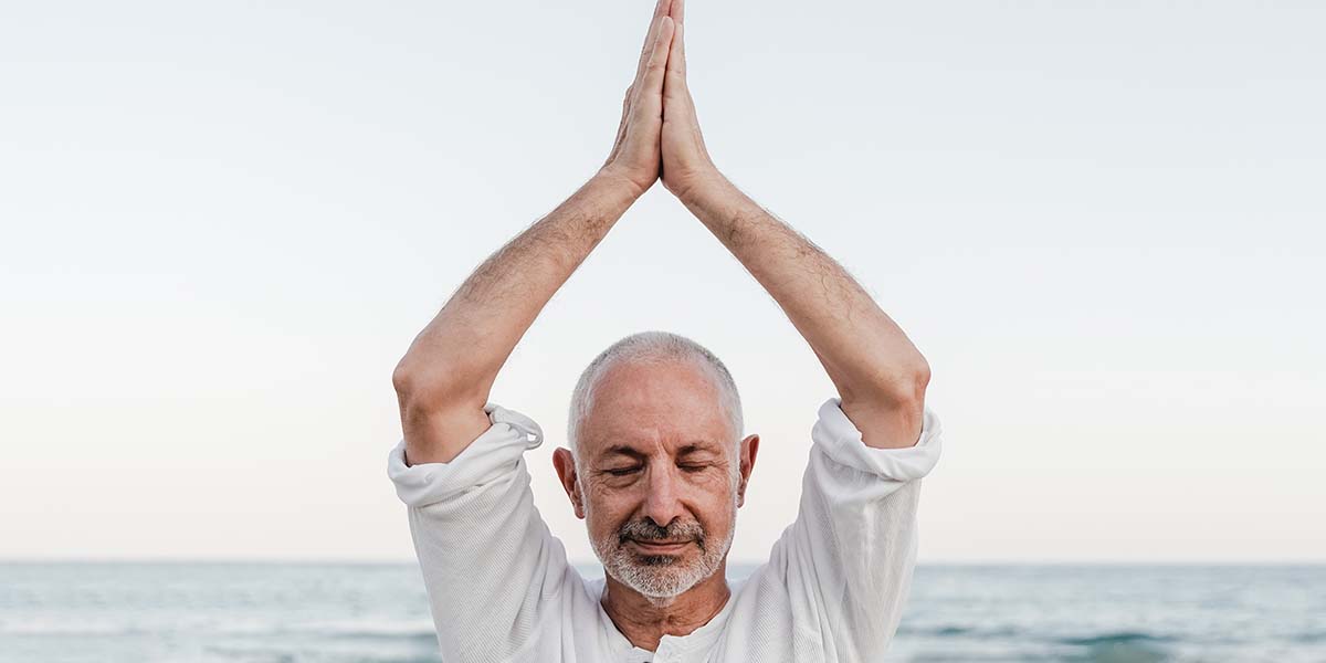 Homem de meia idade fzendo ioga - site Dr. Marcelo Correa - Reumatologista em Belém - PA