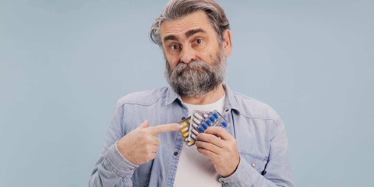 Idoso mostrando remédios para osteoartrose - site Dr. Marcelo Correa - Reumatologista em Belém - PA