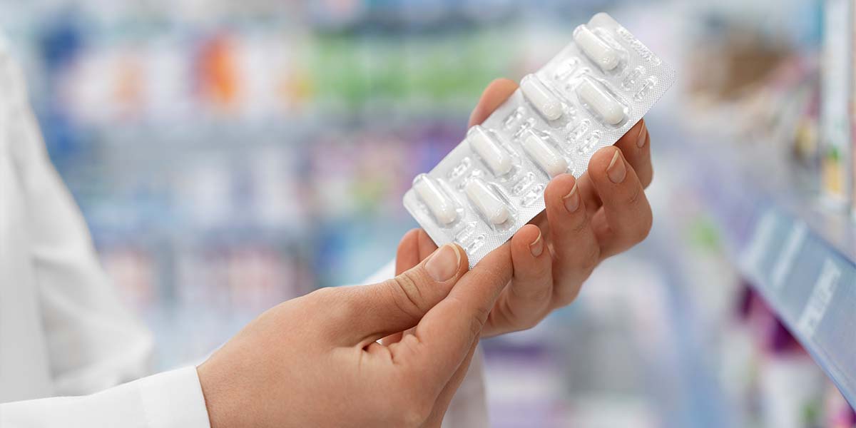 Mãos segurando cartela de remédios - site Dr. Marcelo Correa - Reumatologista em Belém - PA