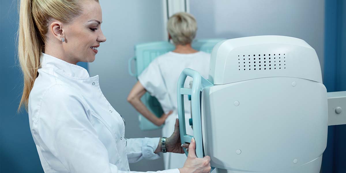 Médica ajustando aparelho de raio-x - site Dr. Marcelo Correa - Reumatologista em Belém - PA