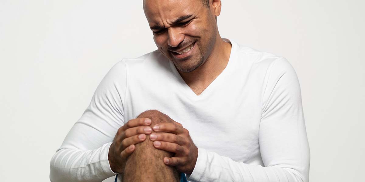 Paciente com dor no joelho - site Dr. Marcelo Correa - Reumatologista em Belém - PA