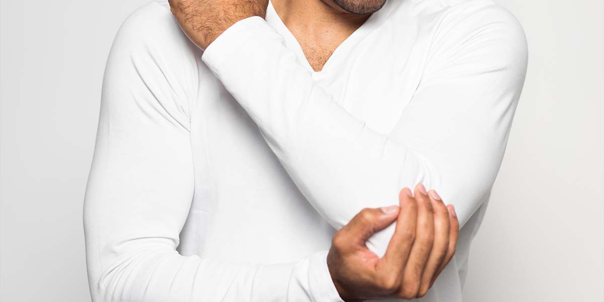 Homem com a articulação do cotovelo doendo - site Dr. Marcelo Correa - Reumatologista em Belém - PA