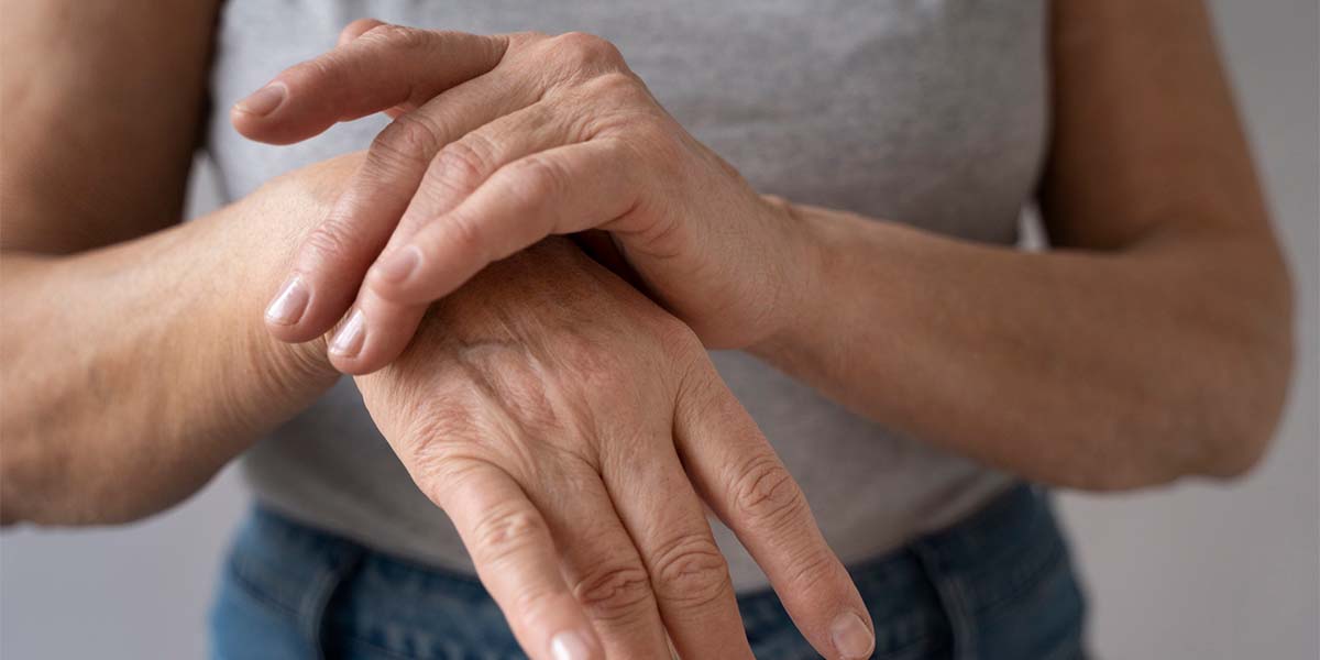 Mulher com dor nas articulações das mãos porque não faz uma alimentação saudável - site Dr. Marcelo Correa - Reumatologista em Belém - PA