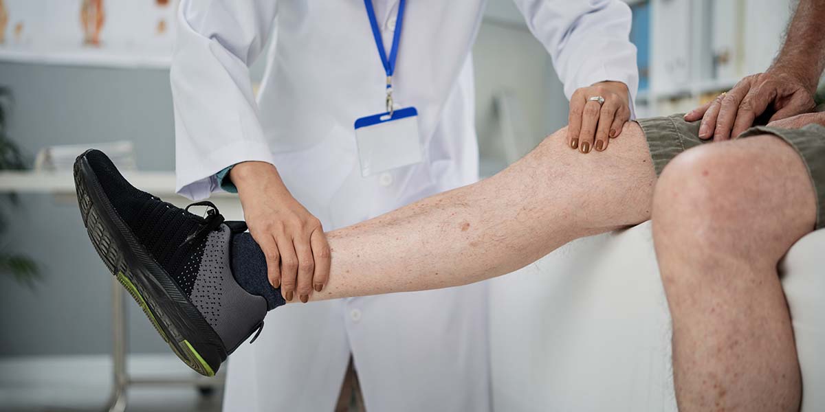 Perna de homem com vasculites sendo examinada por médica - site Dr. Marcelo Correa - Reumatologista em Belém - PA