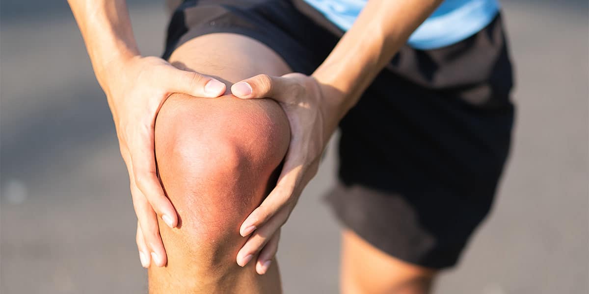 Esportista com dor no joelho - site Dr. Marcelo Correa - Reumatologista em Belém - PA