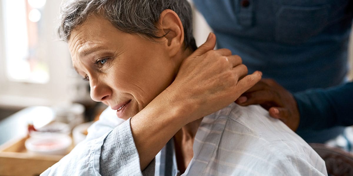 Mulher com dor na cervical por conta de fibromialgia - site Dr. Marcelo Correa - Reumatologista em Belém - PA