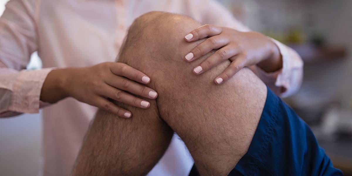 detalhe de perna de homem fazendo fisioterapia - site Dr. Marcelo Correa - Reumatologista em Belém - PA