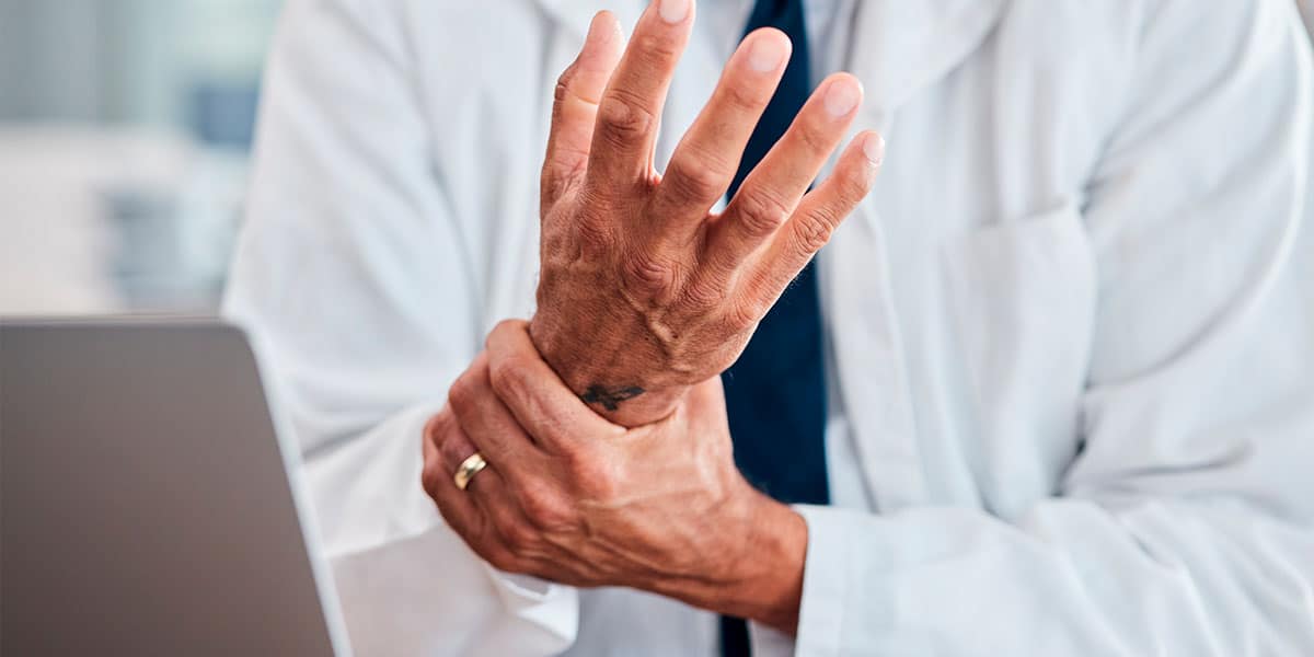 Homem velho com dor na articulação do pulso - site Dr. Marcelo Correa - Reumatologista em Belém - PA